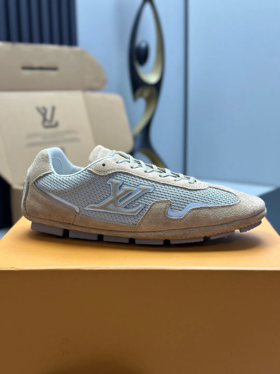 👟👟Ex-factory price 680👟👟 (Top version fully packaged) LV Louis Vuitton L Family Donkey Brand Latest Rally Series Mesh Casual Sports Shoes Doudou Shoes Original purchase, development and production This LV Rally sports shoe is made of suede cow leather and mesh fabric, and a rubber pad outsole is incorporated into the driving shoe configuration, making it a modern choice that is both comfortable and light. The LV letters on the side, the handwritten Louis Vuitton logo on the rear, and the Vuitton logo on the tongue and outsole jointly brand the brand mark. Exquisite packaging at the delivery counter🛍📦 ▪️Fabric: Original customized imported mesh + cowhide ▪️Inner lining: Original customized breathable mesh lining ▪️Outsole: Original molded anti-slip rubber material ▪️Sole thickness: 2CM ▪️Size: Men's 39-45